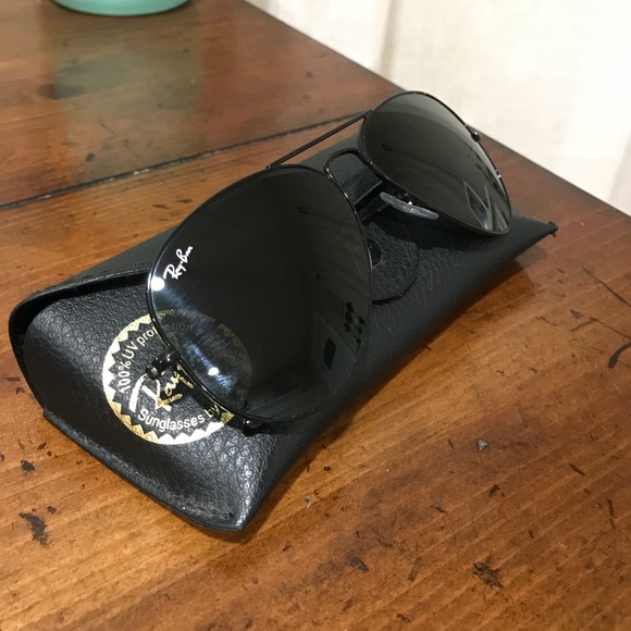 Black Ray-Ban Aviators - Picture 2 of 5